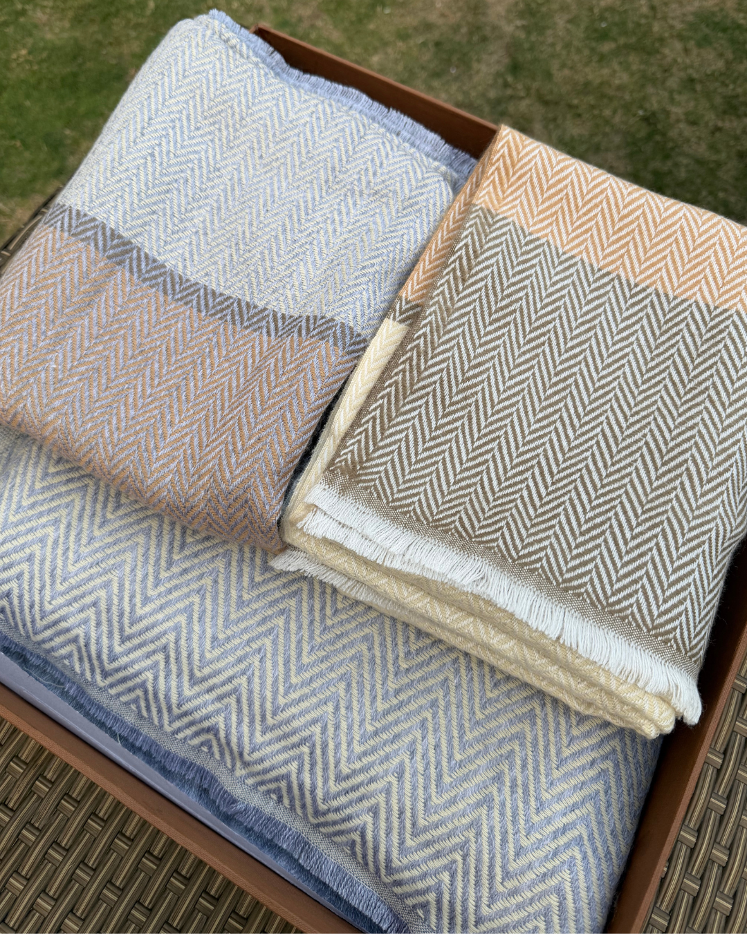 Karivani Gift Box - Blanket, Stoles (2)