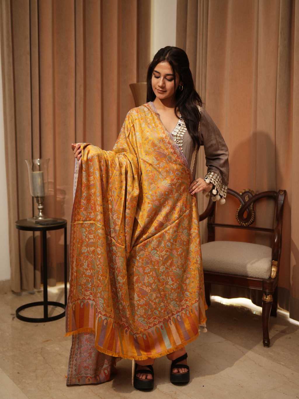 color:yellow