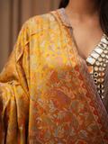 color:yellow